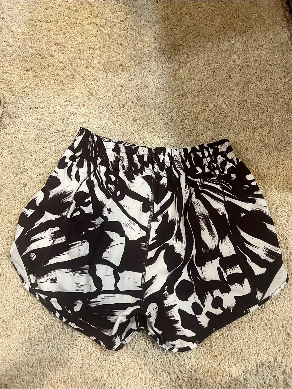 Lululemon High-rise Hotty Hot short - Monarch Bloom Bone Espresso - Picture 2 of 3